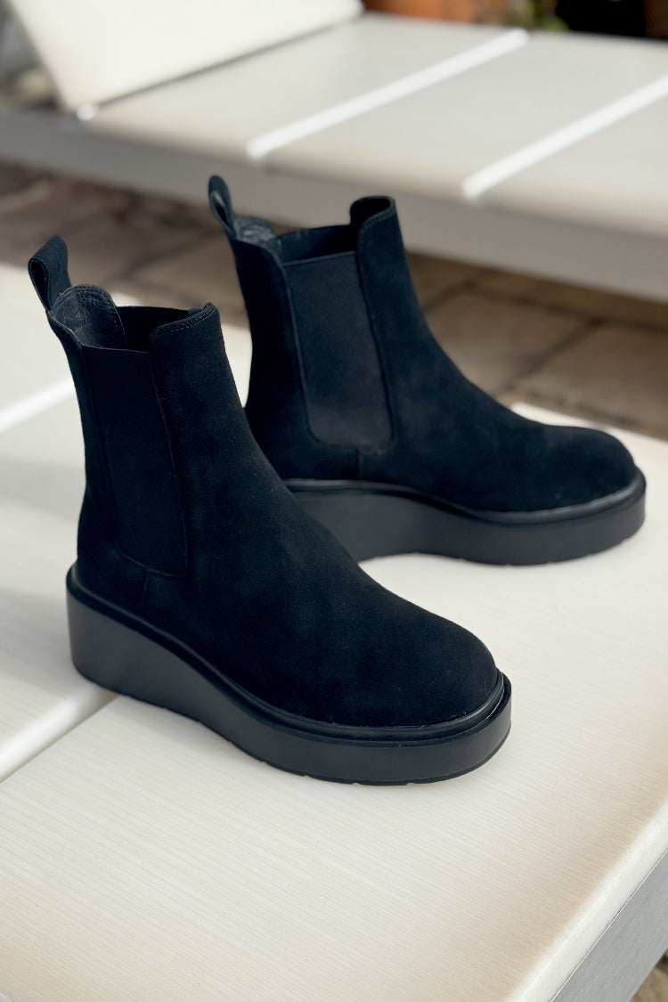 Sam Suede Chelsea Boots in Black